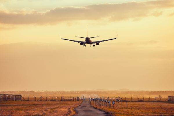 IATA avertizează că profiturile companiilor aeriene se vor înjumătăţi în 2026